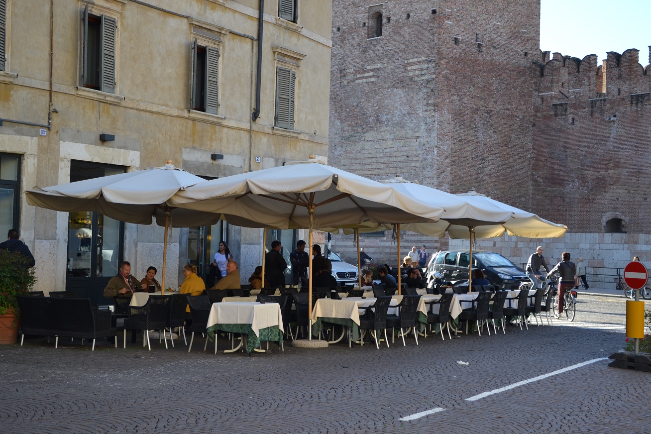 Via Roma 33 Caffè Verona Realizzazioni Casa del Bambù